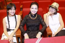 U50 Hồng Nhung trẻ như nữ sinh hội ngộ Khánh Ly