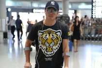 Ngô Kinh phải chống nạng đi lại vì bệnh cũ tái phát