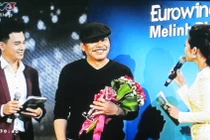 NS Trần Tiến lên nhận giải thưởng cho Chiếc vòng cầu hôn