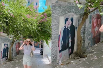 Á hậu Thanh Tú trang trí cổng nhà bằng ảnh cả chồng lẫn con