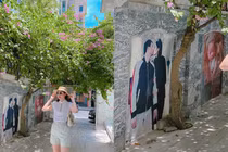 Á hậu Thanh Tú trang trí cổng nhà bằng ảnh cả chồng lẫn con