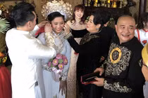 NSND Hồng Vân hạnh phúc ngày con gái về nước báo hỷ