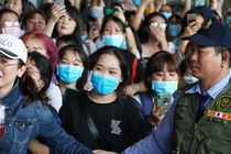 Fan vây kín Tân Sơn Nhất đón nhóm nhạc Hàn bất chấp dịch corona