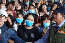 Fan vây kín Tân Sơn Nhất đón nhóm nhạc Hàn bất chấp dịch corona