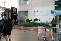 Du khách nước ngoài rơi từ lầu 2 sân bay Tân Sơn Nhất