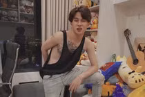 Jack khoe căn phòng ngập quà fan tặng ngày 1/6