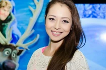 Jennifer Phạm tái xuất với thời trang mát mẻ giữa đông