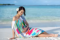 Hồ Hạnh Nhi mang thai con đầu lòng, tung ảnh du lịch ở biển