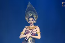 Thùy Tiên đẹp “xuất thần” trong trang phục truyền thống Bali