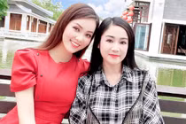 NSND Thu Hà xinh đẹp trẻ trung dù hơn MC Thuỵ Vân 17 tuổi