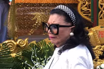 NSND Kim Cương bật khóc bên xe tang tiễn biệt Thẩm Thúy Hằng