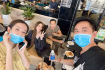 Vợ chồng Dương Khắc Linh hội ngộ Hà Hồ - Kim Lý tại sân bay