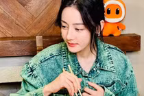 Địch Lệ Nhiệt Ba lên tiếng về nghi vấn mang thai