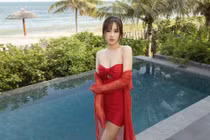 Mai Phương Thúy khoe vai trần, eo thon hậu giảm cân