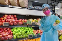 Angela Phương Trinh mặc trang phục bảo hộ đi mua đồ chống Covid-19