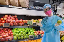 Angela Phương Trinh mặc trang phục bảo hộ đi mua đồ chống Covid-19