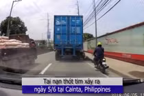 Video: Bị xe tải cán qua đầu, người đi xe máy sống sót thần kỳ