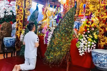 Đàm Vĩnh Hưng “ăn mảnh” cúng Tổ nghiệp, dâng lễ vật độc lạ