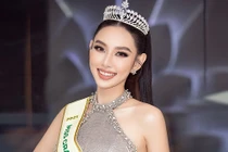Thùy Tiên mang quốc phục ngợi ca y bác sĩ đến Miss Grand International