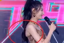 Địch Lệ Nhiệt Ba lòi mỡ nách trên sóng truyền hình