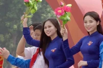 Kỳ Duyên tươi rói tham gia diễu hành 70 năm Quốc khánh