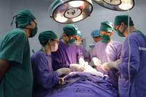 Người đàn ông bị dây cáp kéo đứt đôi khí quản