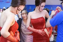 Những sự cố “rách áo, bục quần” khiến sao Việt muối mặt trên sân khấu