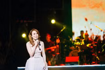 Mỹ Tâm bất ngờ được “soái ca” hôn tới tấp trên sân khấu