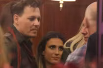 Giữa scandal, Johnny Depp tiệc tùng với gái lạ lúc rạng sáng 