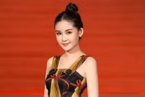 Lê Âu Ngân Anh sang chảnh với set đồ hơn nửa tỷ gây sốc