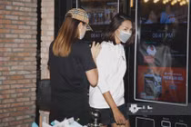 Lộ ảnh Kỳ Duyên - Minh Triệu bịt khẩu trang kín mít đi xem phim 