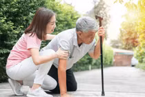 Cách phòng ngừa đột quỵ ở người cao tuổi khi trời lạnh