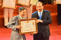 Nghệ sĩ Trần Hạnh xúc động nhận danh hiệu NSND ở tuổi 90