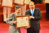 Nghệ sĩ Trần Hạnh xúc động nhận danh hiệu NSND ở tuổi 90