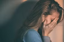 Phát hiện chiếc áo ngực trong hành lý của chồng, tôi bật khóc