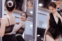 Loạt ảnh hậu trường thử nội y nóng bỏng mắt của Ngọc Trinh