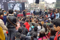 Khán giả HN ngồi bệt giữa trời lạnh chờ Mỹ Tâm ở phố đi bộ