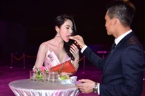 Thủy Tiên được Công Vinh chăm sóc từng li từng tí