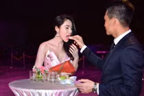 Thủy Tiên được Công Vinh chăm sóc từng li từng tí