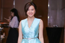 Hot girl Midu sang chảnh xách túi 60 triệu đi sự kiện