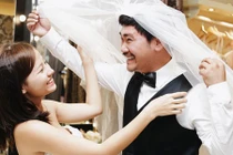 Khánh Hiền đi thử váy cưới cùng hôn phu Việt kiều