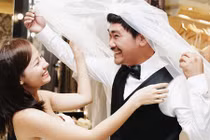 Khánh Hiền đi thử váy cưới cùng hôn phu Việt kiều