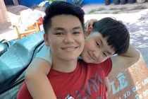 Con trai riêng của Lê Phương mua quà sinh nhật tặng bố dượng Trung Kiên