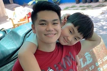 Con trai riêng của Lê Phương mua quà sinh nhật tặng bố dượng Trung Kiên