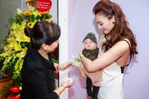 Hồng Quế ẵm con gái 3 tháng tuổi đến sự kiện