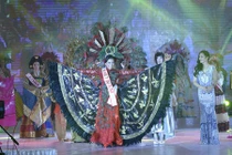 Kelly Trang Trần đoạt giải trang phục dân tộc HH Quý bà thế giới