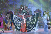 Kelly Trang Trần đoạt giải trang phục dân tộc HH Quý bà thế giới