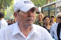 Nhà văn Lê Lựu dò từng bước đến tiễn biệt Đại tướng