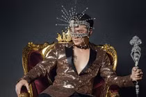 Đàm Vĩnh Hưng tức giận vì bị ném sơn vào nhà