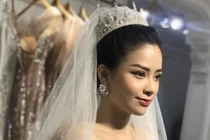 Dương Hoàng Yến mặc váy cưới lộng lẫy, dự báo sắp lên xe hoa